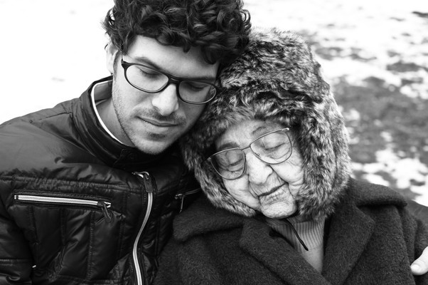Ben Peter e sua avó, Miriam Weissenstein, lutam juntos para proteger o legado histórico, sem esquecer que a vida humana sobrevive nos pequenos gestos (Foto: Divulgação)