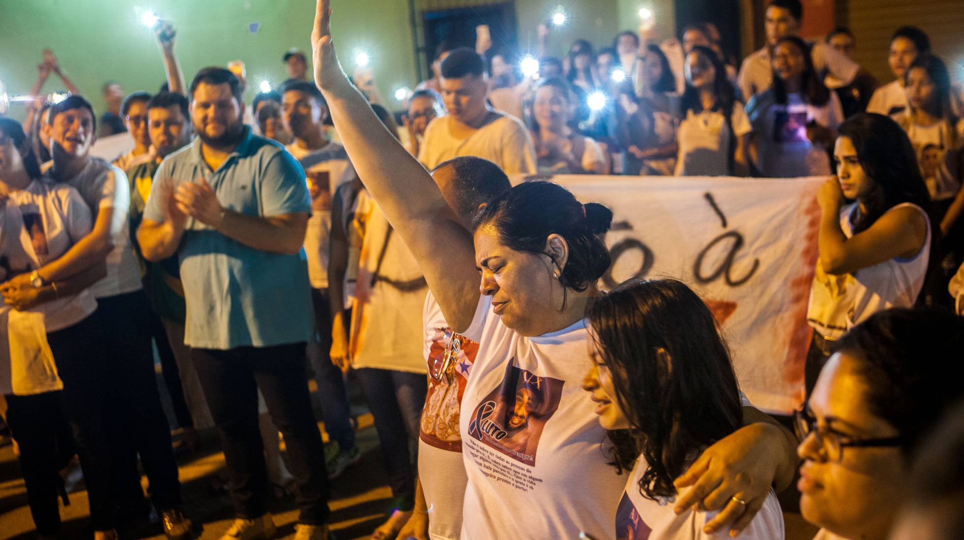 Málaque Mauad Soberay, de braço erguido, durante manifestação pela paz ocorrida em 5 de outubro, em Altamira, no Pará LILO CLARETO
