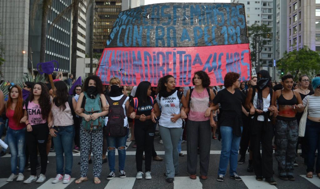 Mulheres protestam contra PEC 181 que pode criminalizar o aborto, na Avenida Paulista, em novembro de 2017 ROVENA ROSA (AGÊNCIA BRASIL/EL PAÍS)