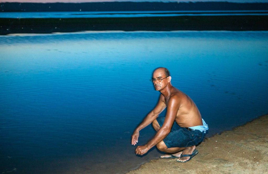Luiz Cardoso da Costa, uma das pessoas que mais conhece o comportamento das tartarugas-da-amazônia, no Tabuleiro do Embaubal LILO CLARETO
