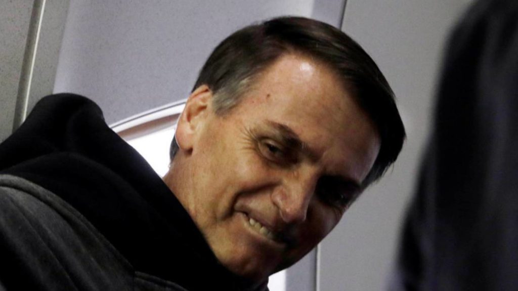 Bolsonaro após deixar o hospital em 29 de setembro. REUTERS (Reprodução do El País)
