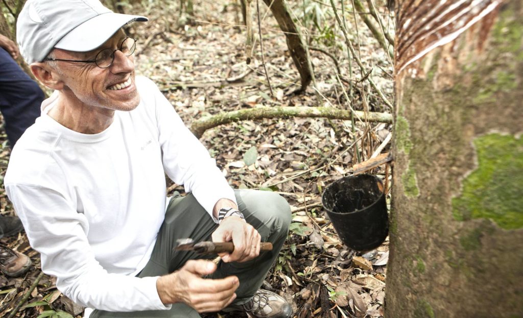 O empresário Jorge Hoelzel Neto colhendo o látex da seringueira na Terra do Meio (Pará), na Amazônia. LILO CLARETO/ISA (Reprodução El País)