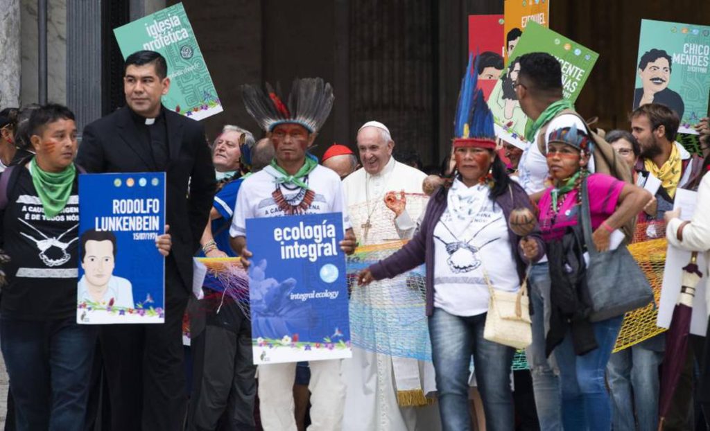 Papa Francisco caminha ao lado de índios durante os eventos do Sínodo da Amazônia, reunião de três semanas aborda a preservação da floresta (Foto: CLAUDIO PERI/Reprodução do El País)