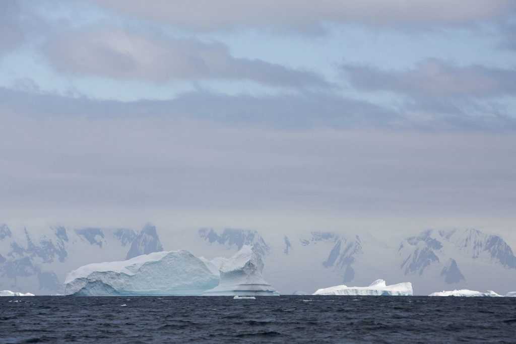 Vista geral da Baía do Paraíso, na Antártida. ABBIE TRAYLER-SMITH (GREENPEACE/Reprodução do El País)
