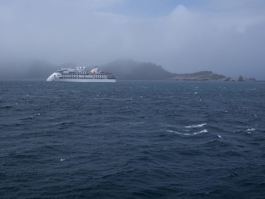 Navio de cruzeiro diante de Hannah Point, uma das ilhas da Antártida.ABBIE TRAYLER-SMITH / ABBIE TRAYLER-SMITH (Reprodução do El País)