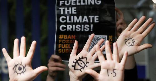 Manifestantes protestam contra o uso de combustíveis fósseis durante a a Cúpula do Clima em Glasgow, nesta quarta. YVES HERMAN (REUTERS) - Reprodução do El País Brasil