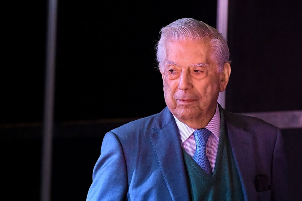 Mario Vargas Llosa, en la 46ª Feria Internacional del Libro de Buenos Aires, el 6 de mayo (LUIS ROBAYO/AFP, Reprodução do El País)