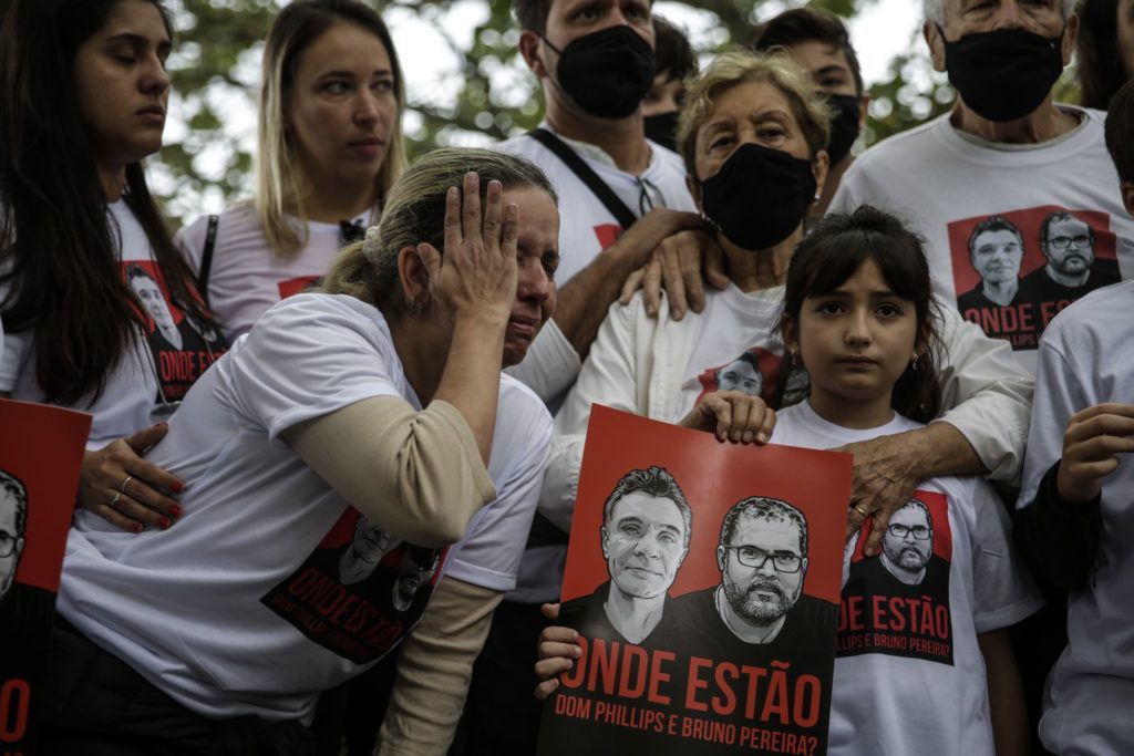 Familiares y allegados de Dom Philips y de Bruno Araújo participan de un acto de protesta por sus desapariciones, en Río de Janeiro (Brasil). ANTONIO LACERDA (EFE/Reprodução do El País)