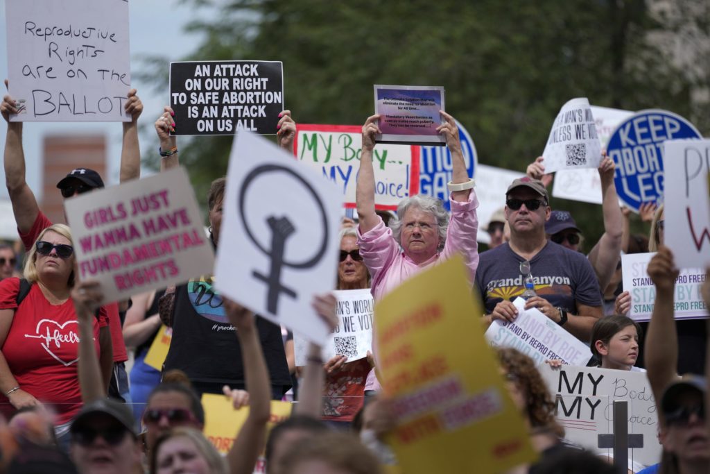 Protestas en Indiana contra la decisión del Tribunal Supremo de Estados Unidos de revocar el derecho al aborto. AJ MAST (AP) / Reprodução do El País Espanha