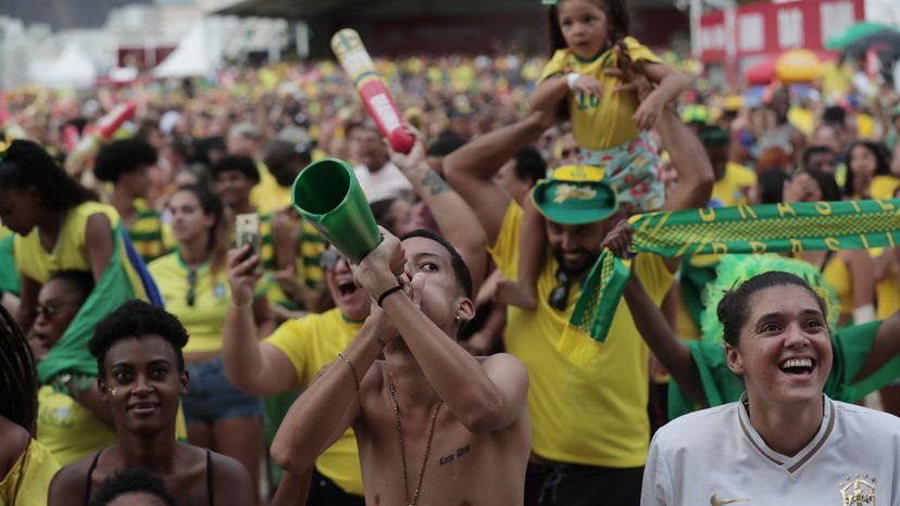 Aficionados brasileños animaban el lunes a su selección en Río de Janeiro durante el partido contra Corea del Sur. ANDRE COELHO (EFE/ Reprodução do El País)