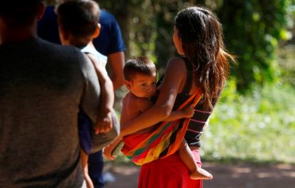 Una mujer yanomami carga con un niño en un centro de apoyo a los pueblos indígenas en Boa Vista (Brasil). EDMAR BARROS (AP) Reprodução do El País