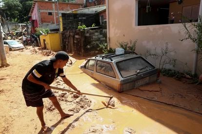 Un hombre ayuda en el rescate de los cuerpos de las víctimas de un deslizamiento de tierra, debido a lluvias torrenciales en São Sebastiao (Brasil), el pasado21 de febrero. SEBASTIAO MOREIRA (EFE - Reprodução do site El País)