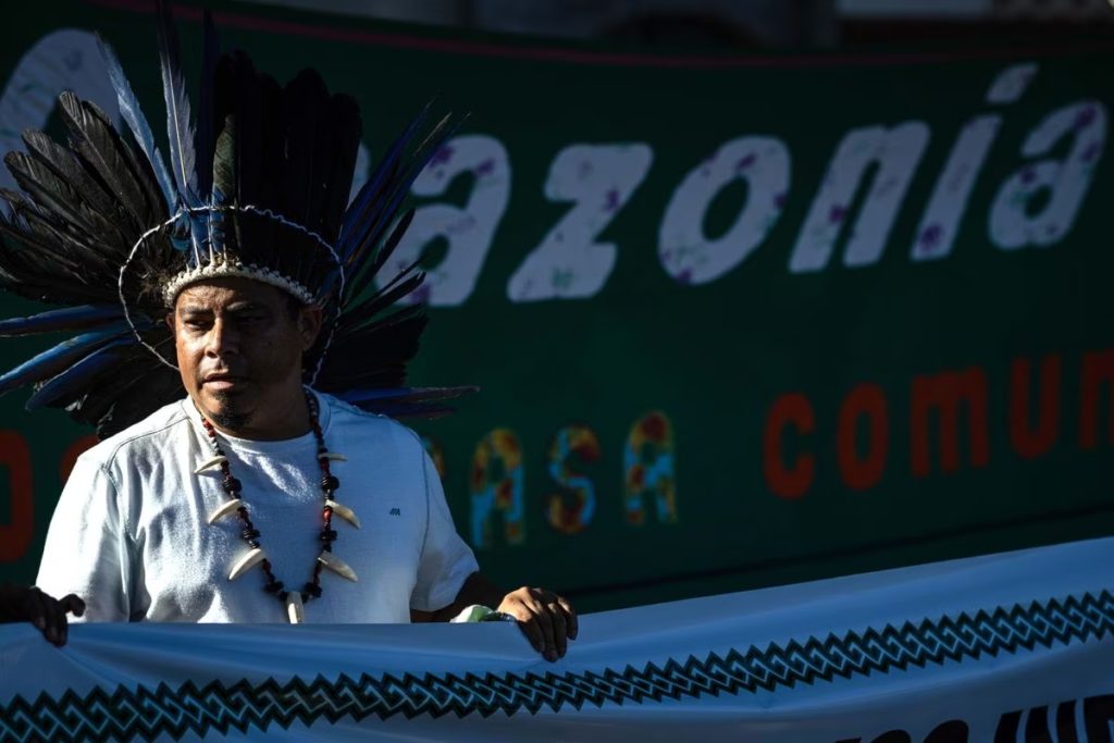 Integrantes de pueblos indígenas y organizaciones vinculadas a movimientos indígenas se manifiestan en el centro de Manaos, Amazonas (Brasil). RAPHAEL ALVES (EFE/Reprodução do El País)